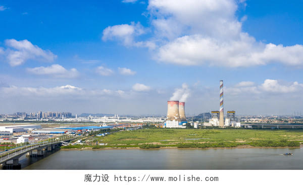 蓝天现代化发电厂烟囱排放废气摄影图